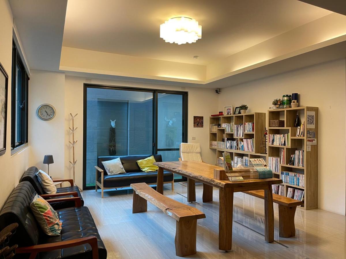 Fun Holiday Family Hostel Đài Nam Ngoại thất bức ảnh